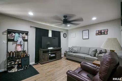 Entry Way - 1217 E Locust St, Canton, IL 61520 photo 1 of 7