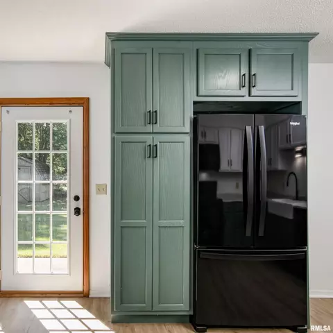Kitchen - 1607 E Pickett Ln, Marion, IL 62959 photo 3 of 3