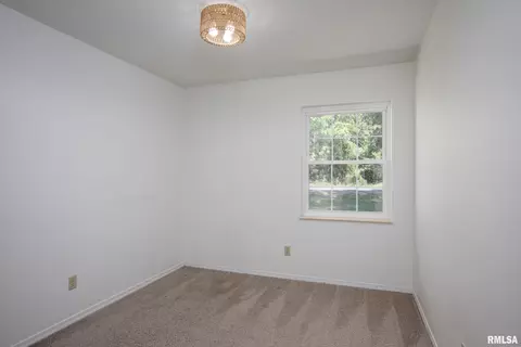 Bedroom - 1607 E Pickett Ln, Marion, IL 62959 photo 2 of 3
