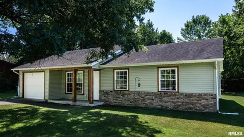 Exterior - 1607 E Pickett Ln, Marion, IL 62959 photo 2 of 4