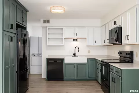 Kitchen - 1607 E Pickett Ln, Marion, IL 62959 photo 1 of 3
