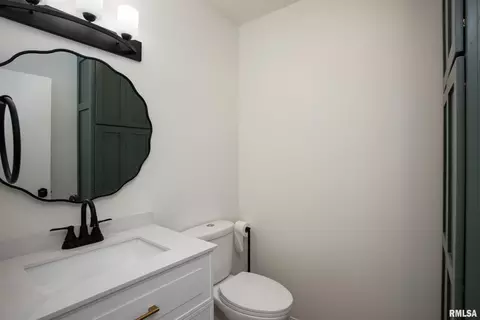 Bath - 1607 E Pickett Ln, Marion, IL 62959 photo 1 of 2