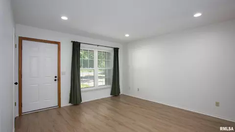 Living - 1607 E Pickett Ln, Marion, IL 62959 photo 3 of 3
