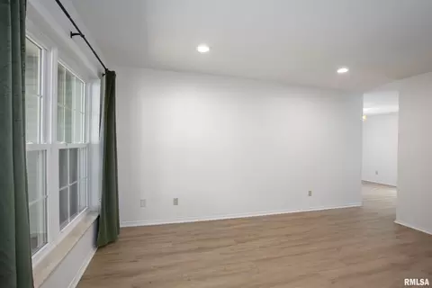 Living - 1607 E Pickett Ln, Marion, IL 62959 photo 2 of 3