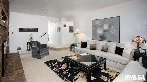 Living - 604 E Clark St, Marion, IL 62959 photo 1 of 2