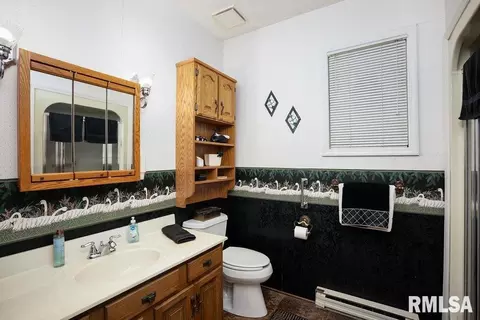 Bath - 604 E Clark St, Marion, IL 62959 photo 2 of 2