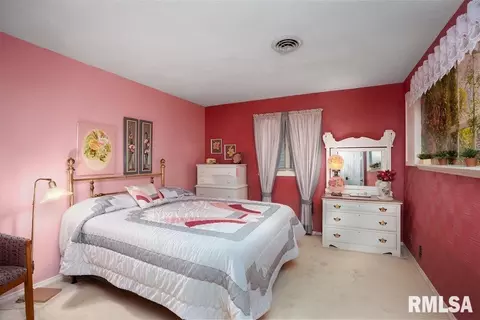 Bedroom - 604 E Clark St, Marion, IL 62959 photo 3 of 4