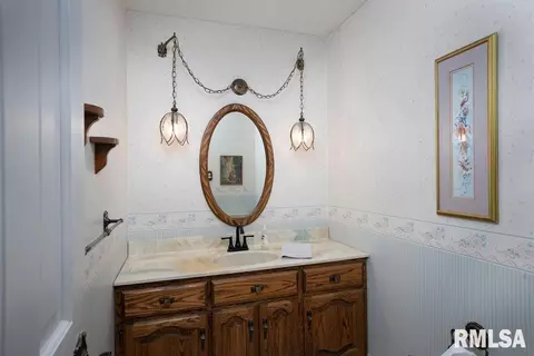 Bath - 604 E Clark St, Marion, IL 62959 photo 1 of 2