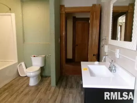 Bath - 638 Elm St, Canton, IL 61520 photo 1 of 2