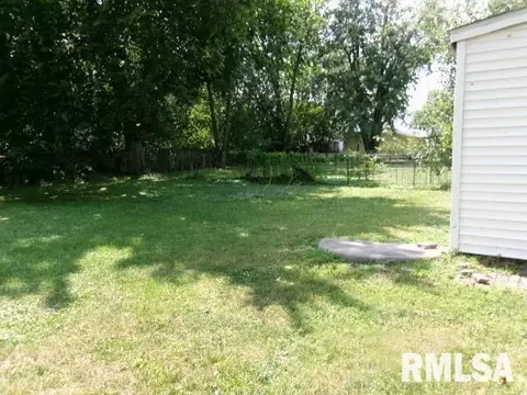 Exterior - 638 Elm St, Canton, IL 61520 photo 2 of 2
