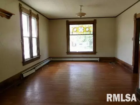 Living - 638 Elm St, Canton, IL 61520 photo 1 of 2