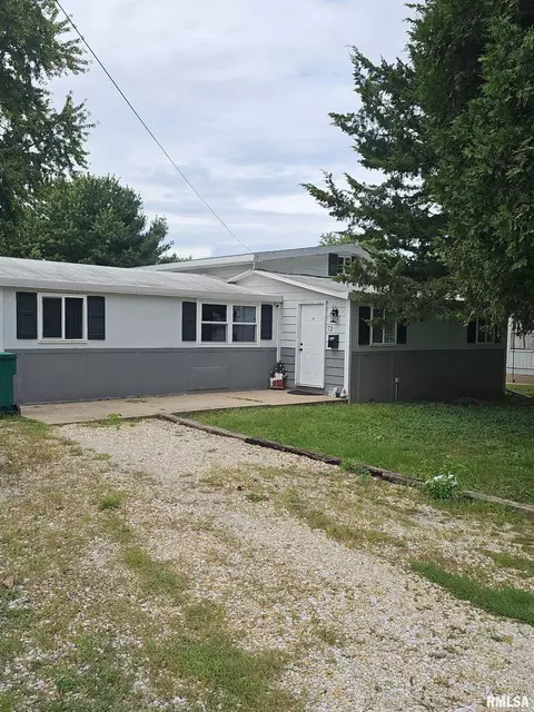 72 N Cedar St, Farmington, IL 61531