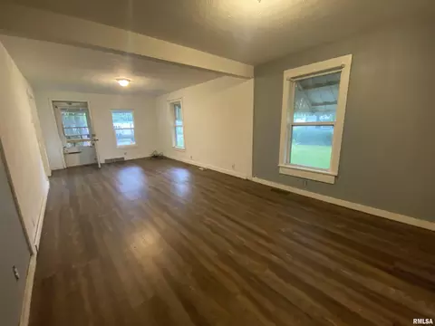 Living - 125 E Beech St, Canton, IL 61520 photo 1 of 4