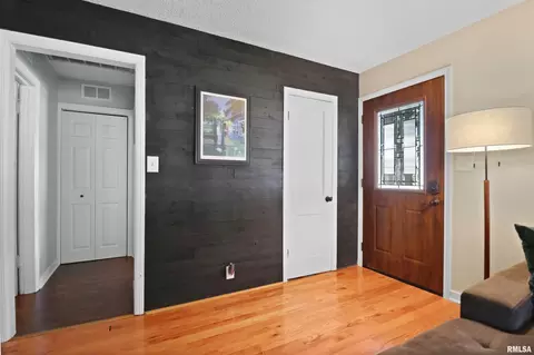Entry Way - 420 E Walnut St, Tremont, IL 61568 photo 1 of 2