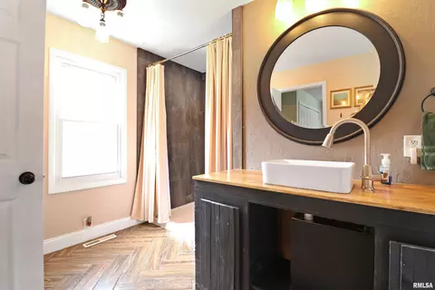 Bath - 420 E Walnut St, Tremont, IL 61568 photo 2 of 5