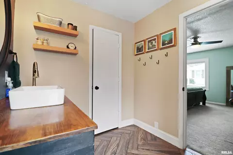 Bath - 420 E Walnut St, Tremont, IL 61568 photo 4 of 5