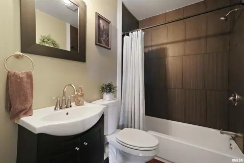 Bath - 420 E Walnut St, Tremont, IL 61568 photo 5 of 5