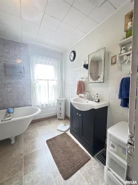 Bath - 409 W Spring St, Anna, IL 62906 photo 1 of 2