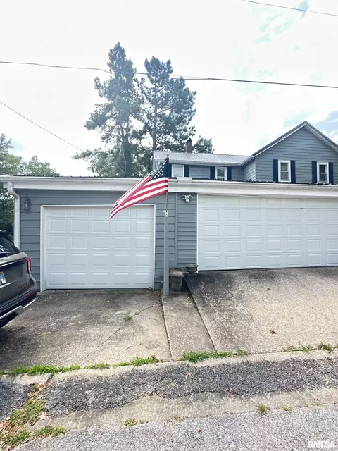 Exterior - 409 W Spring St, Anna, IL 62906 photo 2 of 3