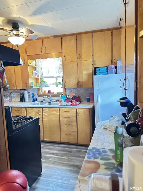 Kitchen - 409 W Spring St, Anna, IL 62906 photo 2 of 3