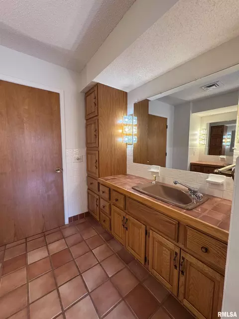 Bath - 12740 N 1050th Rd, Macomb, IL 61455 photo 3 of 5