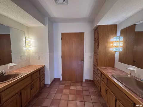 Bath - 12740 N 1050th Rd, Macomb, IL 61455 photo 2 of 5