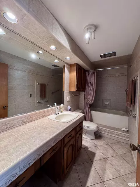 Bath - 12740 N 1050th Rd, Macomb, IL 61455 photo 1 of 5