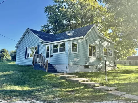 704 E Halsey Ave, Lewistown, IL 61542