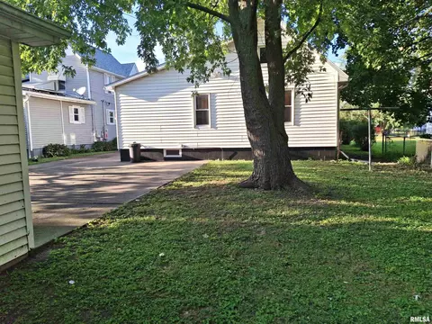 Exterior - 610 Maple St, Canton, IL 61520 photo 4 of 4