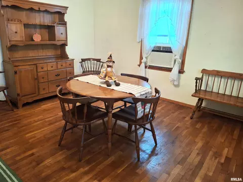Dining - 610 Maple St, Canton, IL 61520 photo 2 of 7