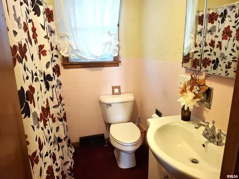 Bath - 610 Maple St, Canton, IL 61520 photo 1 of 1