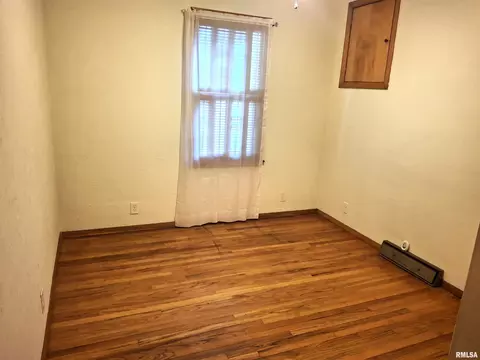 Bedroom - 610 Maple St, Canton, IL 61520 photo 8 of 11