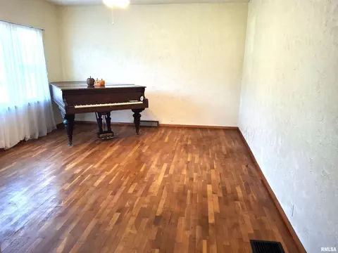 Living - 610 Maple St, Canton, IL 61520 photo 1 of 2