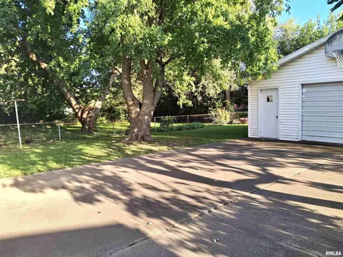 Exterior - 610 Maple St, Canton, IL 61520 photo 2 of 4