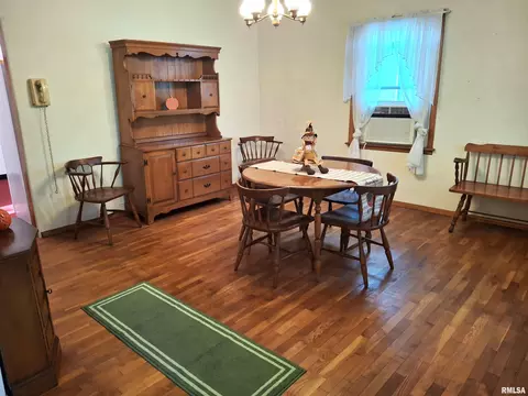 Dining - 610 Maple St, Canton, IL 61520 photo 4 of 7