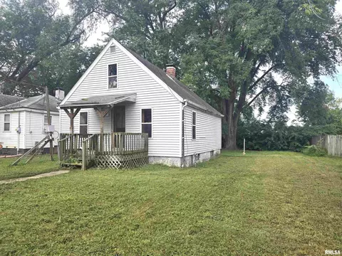 1207 S 12th St, Pekin, IL 61554