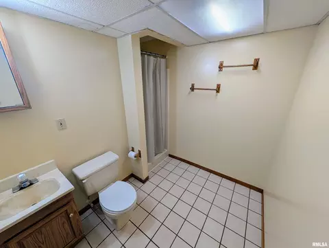 Bath - 7860 E 1100th St, Macomb, IL 61455 photo 4 of 4