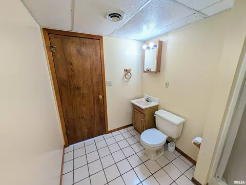 Bath - 7860 E 1100th St, Macomb, IL 61455 photo 3 of 4