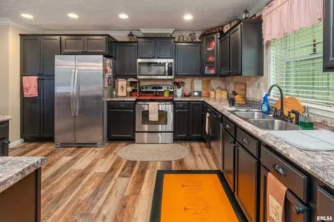 Kitchen - 1390 Woolard Rd, Eldorado, IL 62930 photo 2 of 4