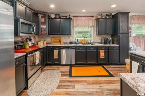 Kitchen - 1390 Woolard Rd, Eldorado, IL 62930 photo 3 of 4