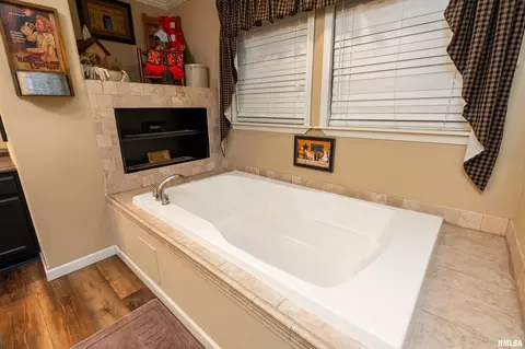 Bath - 1390 Woolard Rd, Eldorado, IL 62930 photo 3 of 4