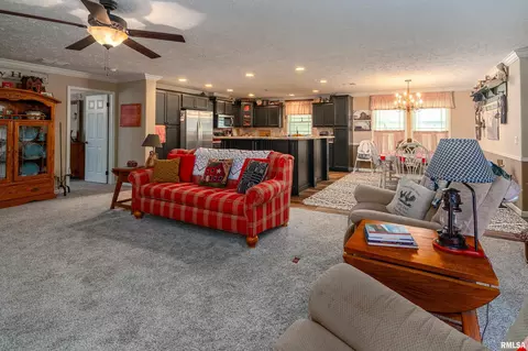 Living - 1390 Woolard Rd, Eldorado, IL 62930 photo 1 of 3