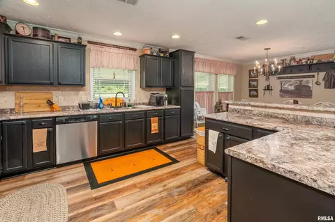 Kitchen - 1390 Woolard Rd, Eldorado, IL 62930 photo 4 of 4