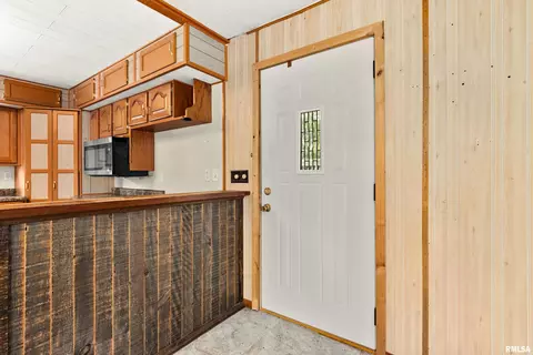 Entry Way - 8671 Timber Rd, Kewanee, IL 61443 photo 2 of 2