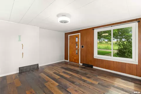 Living - 8671 Timber Rd, Kewanee, IL 61443 photo 3 of 9