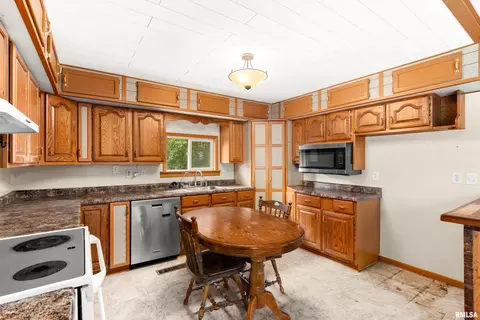 Kitchen - 8671 Timber Rd, Kewanee, IL 61443 photo 4 of 6