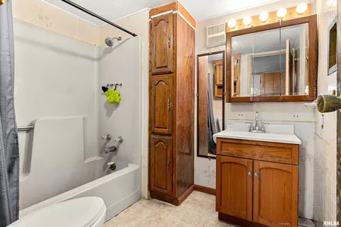 Bath - 8671 Timber Rd, Kewanee, IL 61443 photo 2 of 2