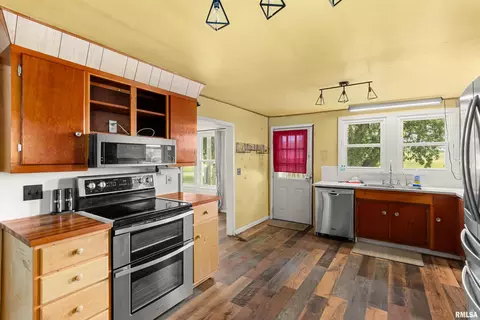 Kitchen - 8671 Timber Rd, Kewanee, IL 61443 photo 2 of 6