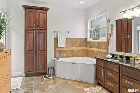 Bath - 1509 Chart Hills Dr, Marion, IL 62959 photo 1 of 6
