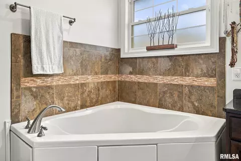 Bath - 1509 Chart Hills Dr, Marion, IL 62959 photo 3 of 6